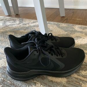 NEW Women’s Black Nike Tennis Shoes Size 7